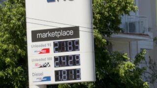 Καύσιμα: Αγγίζει τα 2,2 ευρώ η βενζίνη στα πρατήρια της Αθήνας – «Παίζονται παιχνίδια, κάποιοι κερδίζουν ασύστολα» λέει η Μαρία Ζάγκα