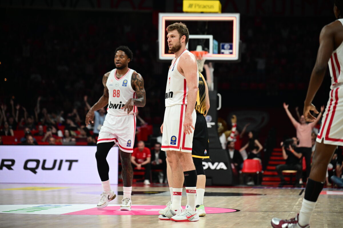 Ολυμπιακός – ΑΕΚ: Το απίθανο buzzer beater τρίποντο του Βεζένκοφ από το κέντρο | Επικαιρότητα στο PlusTV.gr