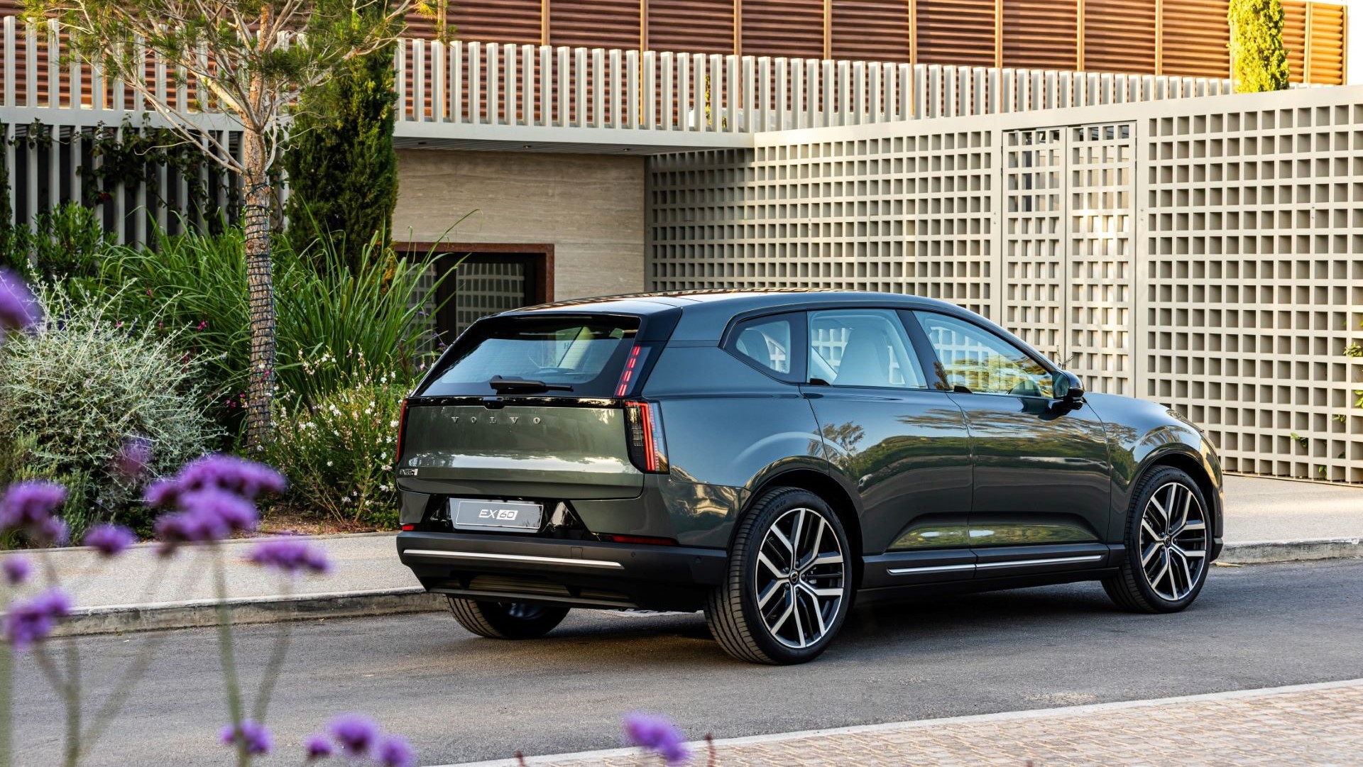 Το ολοκαίνουριο Volvo EX60 «διδάσκει» ασφάλεια – Τιμές και εκδόσεις