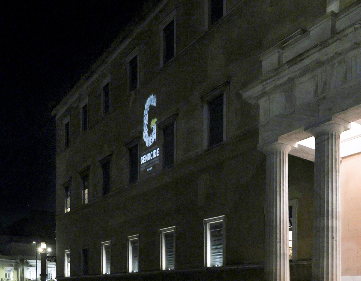 Η Βουλή φωταγωγήθηκε για τη Γενοκτονία των Ελλήνων του Πόντου