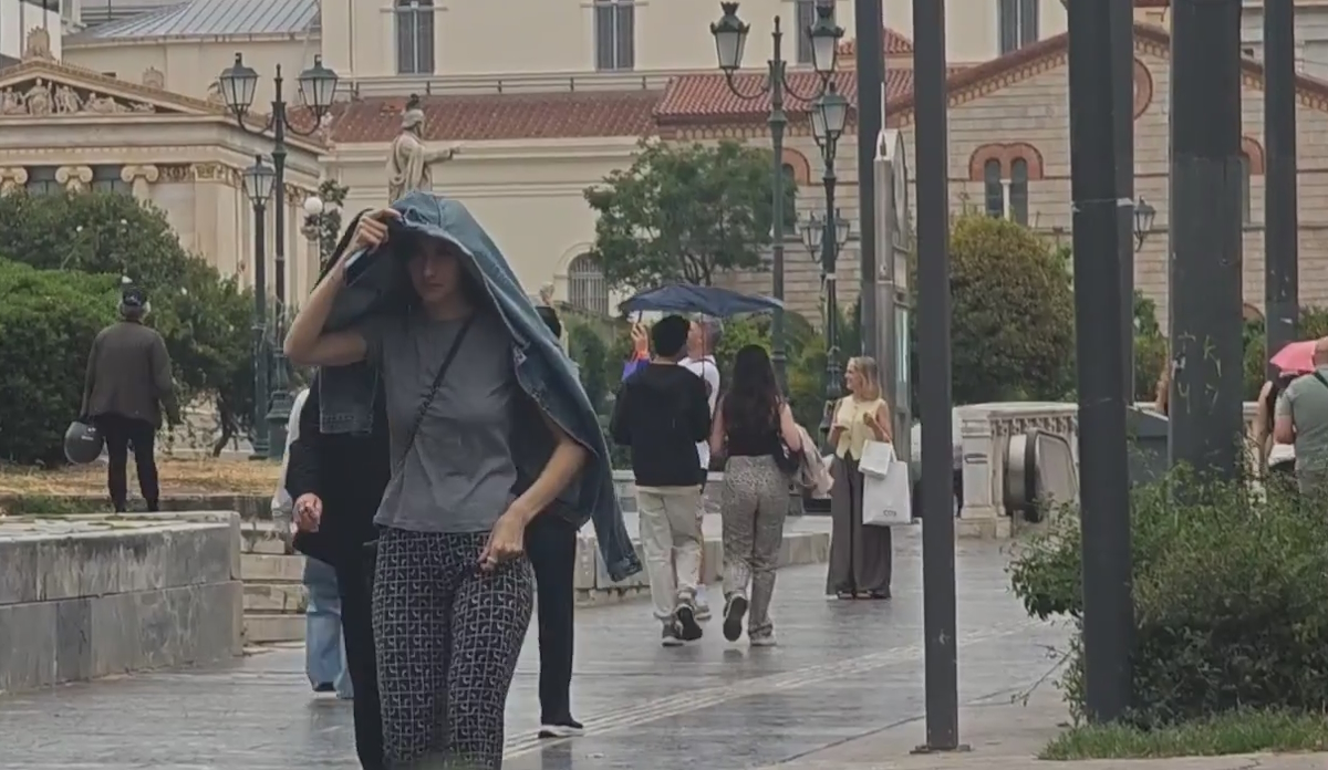 Βροχερός καιρός και αφρικανική σκόνη στην Αθήνα - «Ξέθαψαν» τις ομπρέλες κάτοικοι και τουρίστες