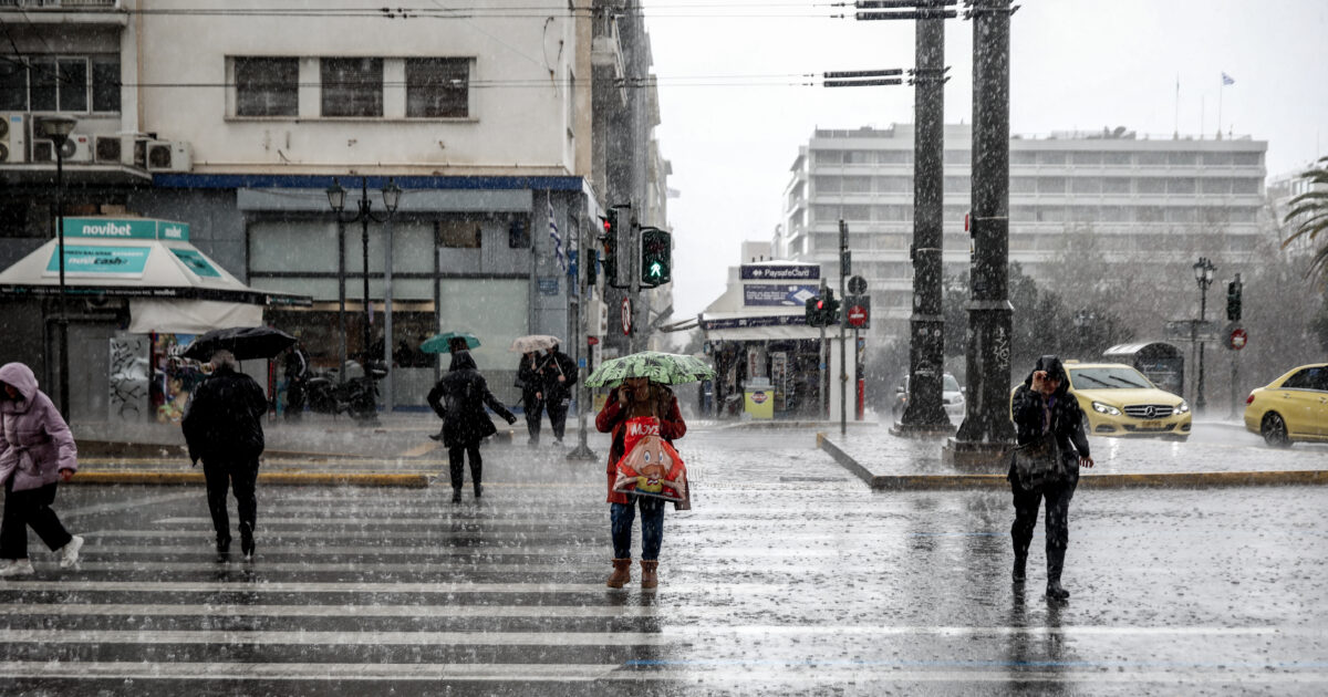 Καιρός: Χειμωνιάτικη Πρωτομαγιά με βροχές, κρύο και θυελλώδεις ανέμους – Βουτιά της θερμοκρασίας