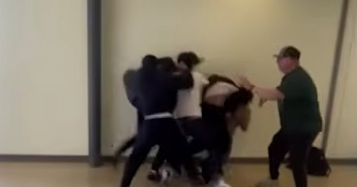 Η στιγμή της συμπλοκής των ανήλικων