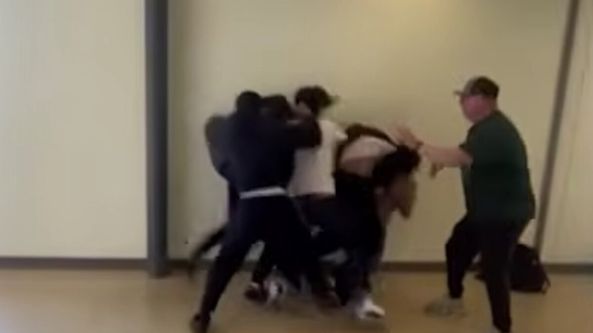 Η στιγμή της συμπλοκής των ανήλικων