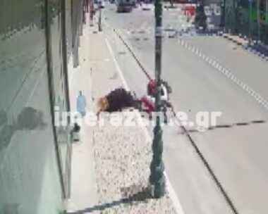 Η στιγμή που η γυναίκα πέφτει
