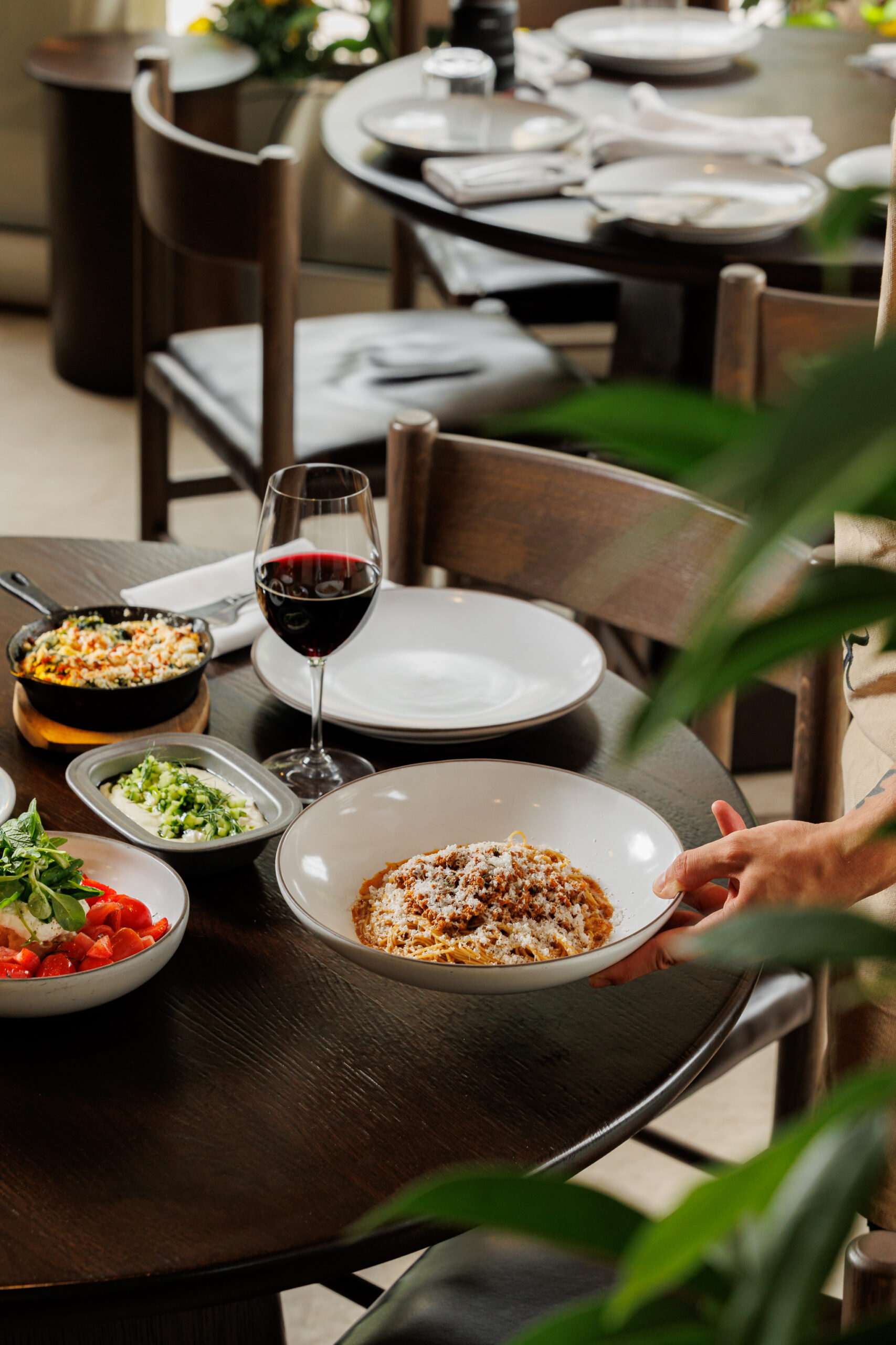 Η κουζίνα του The C Beach Restaurant συμμετέχει ενεργά στη διαμόρφωση του μενού, παρουσιάζοντας δικές της δημιουργίες και συνθέτοντας έναν γευστικό διάλογο ανάμεσα σε διαφορετικές προσεγγίσεις.