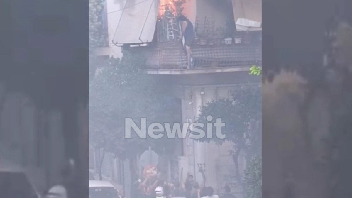 Η ηλικιωμένη στο μπαλκόνι της δίπλα στις φλόγες