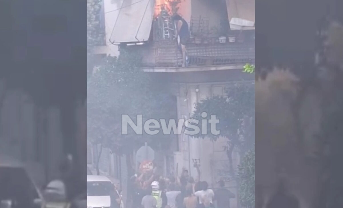 Η ηλικιωμένη στο μπαλκόνι της δίπλα στις φλόγες