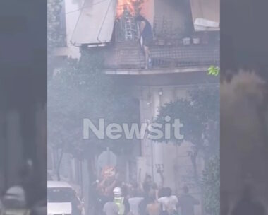 Η ηλικιωμένη στο μπαλκόνι της δίπλα στις φλόγες