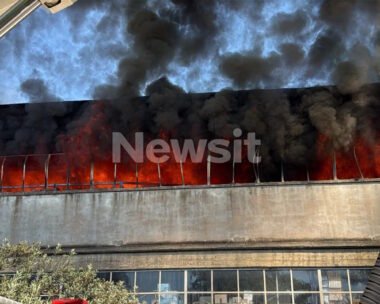 Φωτιά στο Αιγάλεω: Η στιγμή που καταρρέει η οροφή του εργοστασίου που τυλίχθηκε στις φλόγες – Δείτε βίντεο