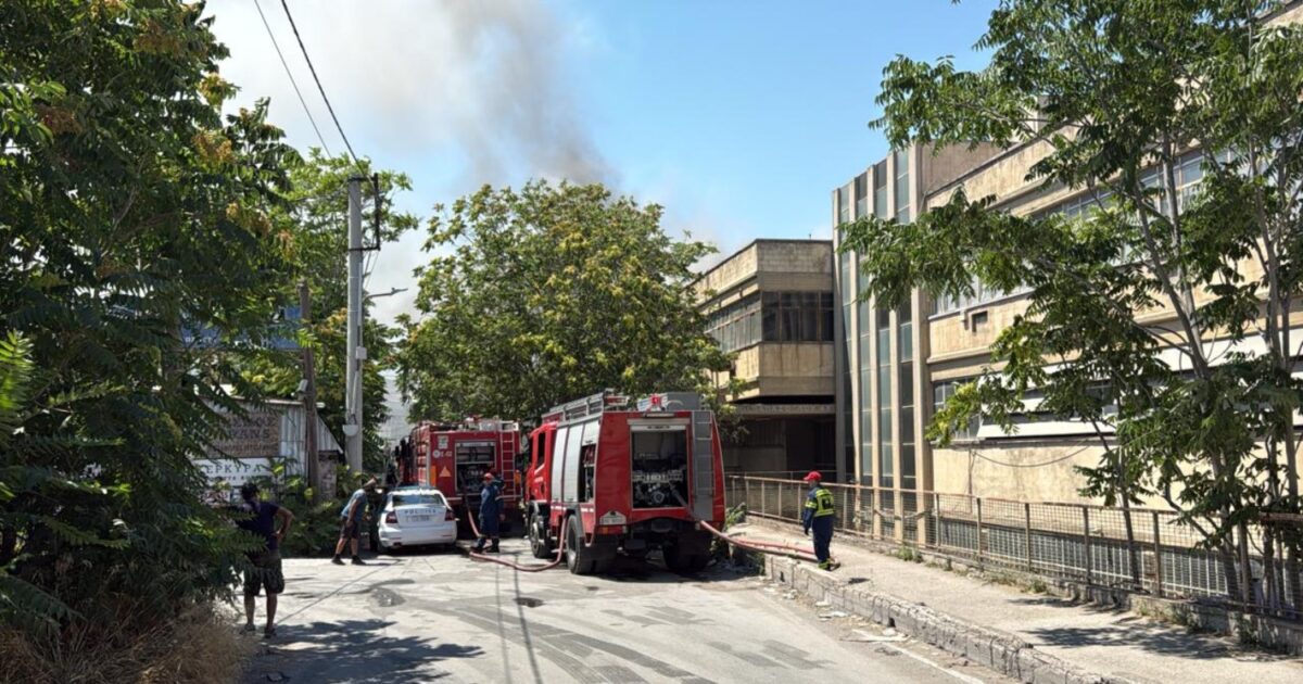 Φωτιά στο Αιγάλεω σε αποθήκη με τουριστικά – Διακοπή κυκλοφορίας