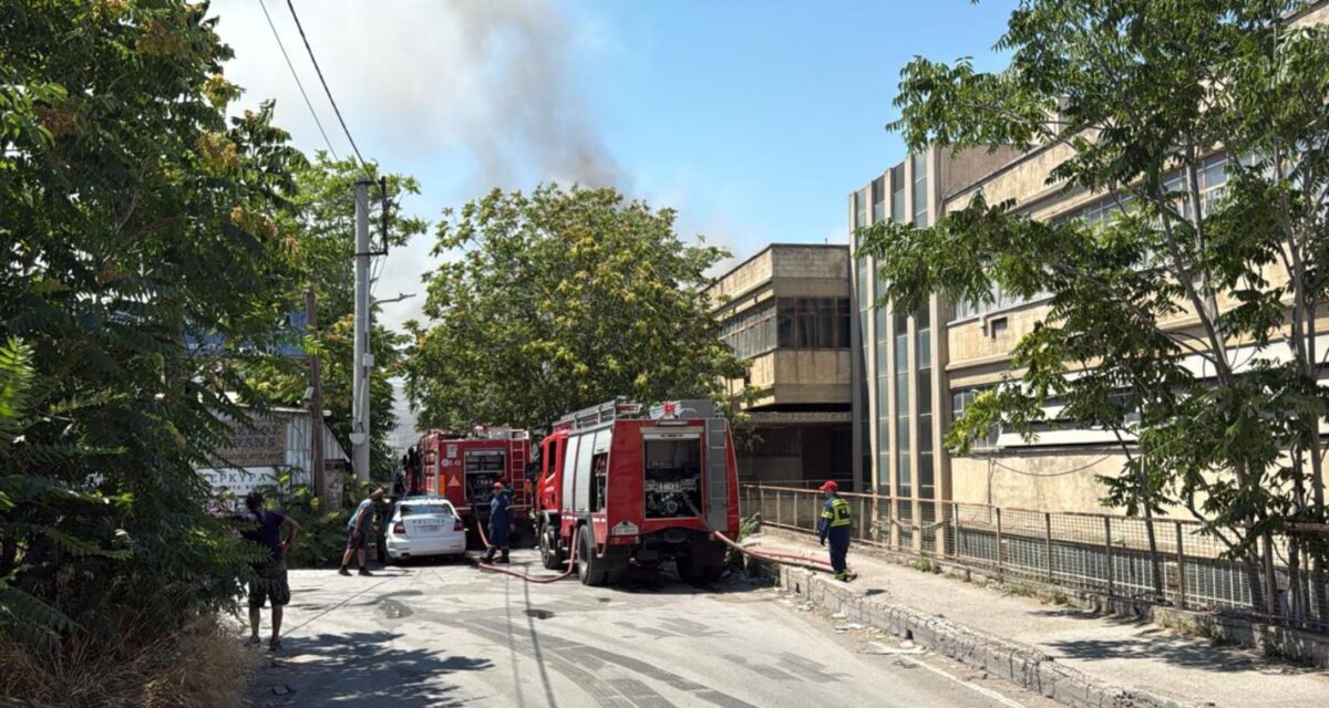 Φωτιά στο Αιγάλεω σε αποθήκη