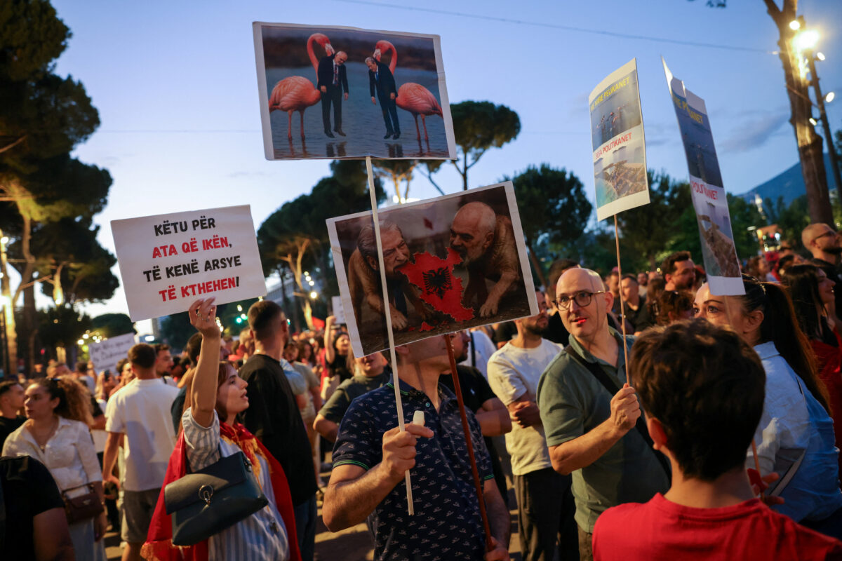 Politico: Πώς ο γαμπρός του Ντόναλντ Τραμπ πυροδότησε κατά λάθος μια αλβανική εξέγερση | Επικαιρότητα στο LivePress.gr