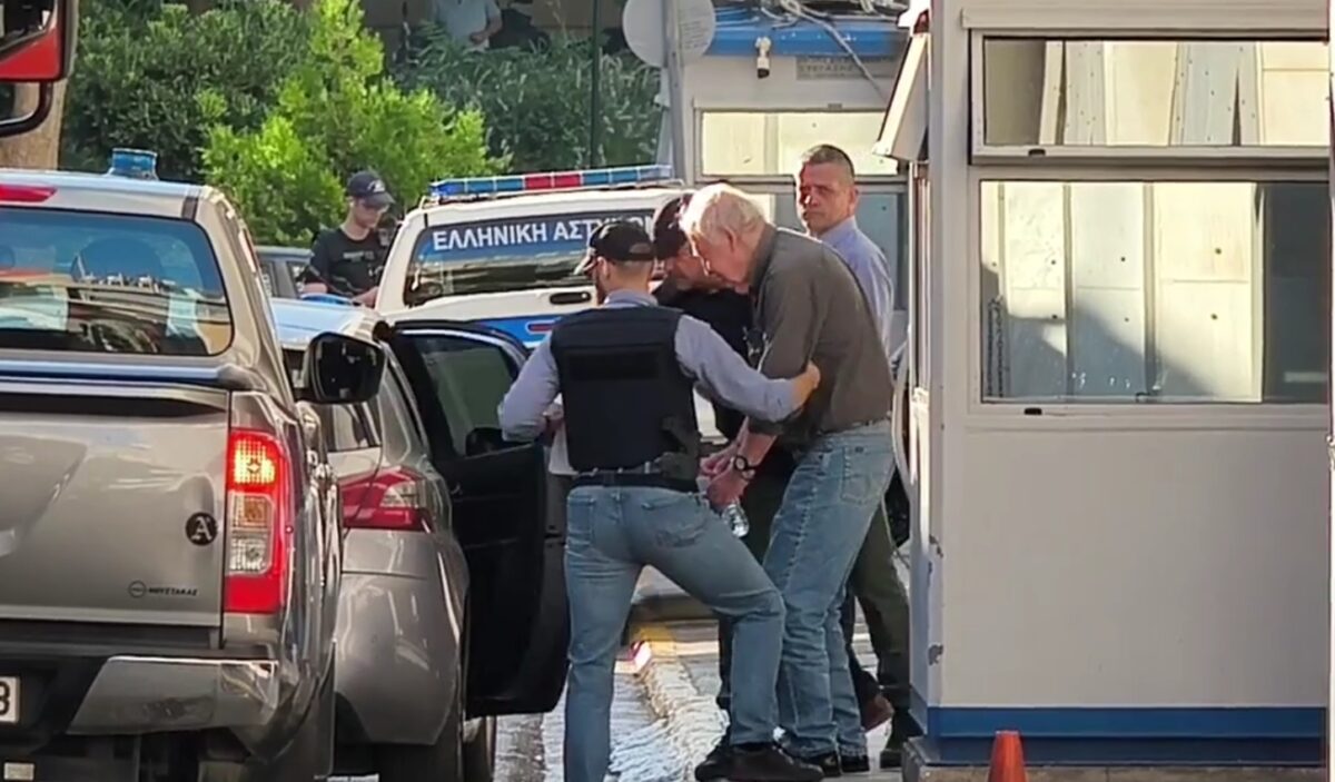 Αλέξανδρος Γιωτόπουλος: Με χειροπέδες βγήκε από τη ΓΑΔΑ ο αρχηγός της 17Ν – Οδηγείται στην Εισαγγελία Εφετών Πειραιά