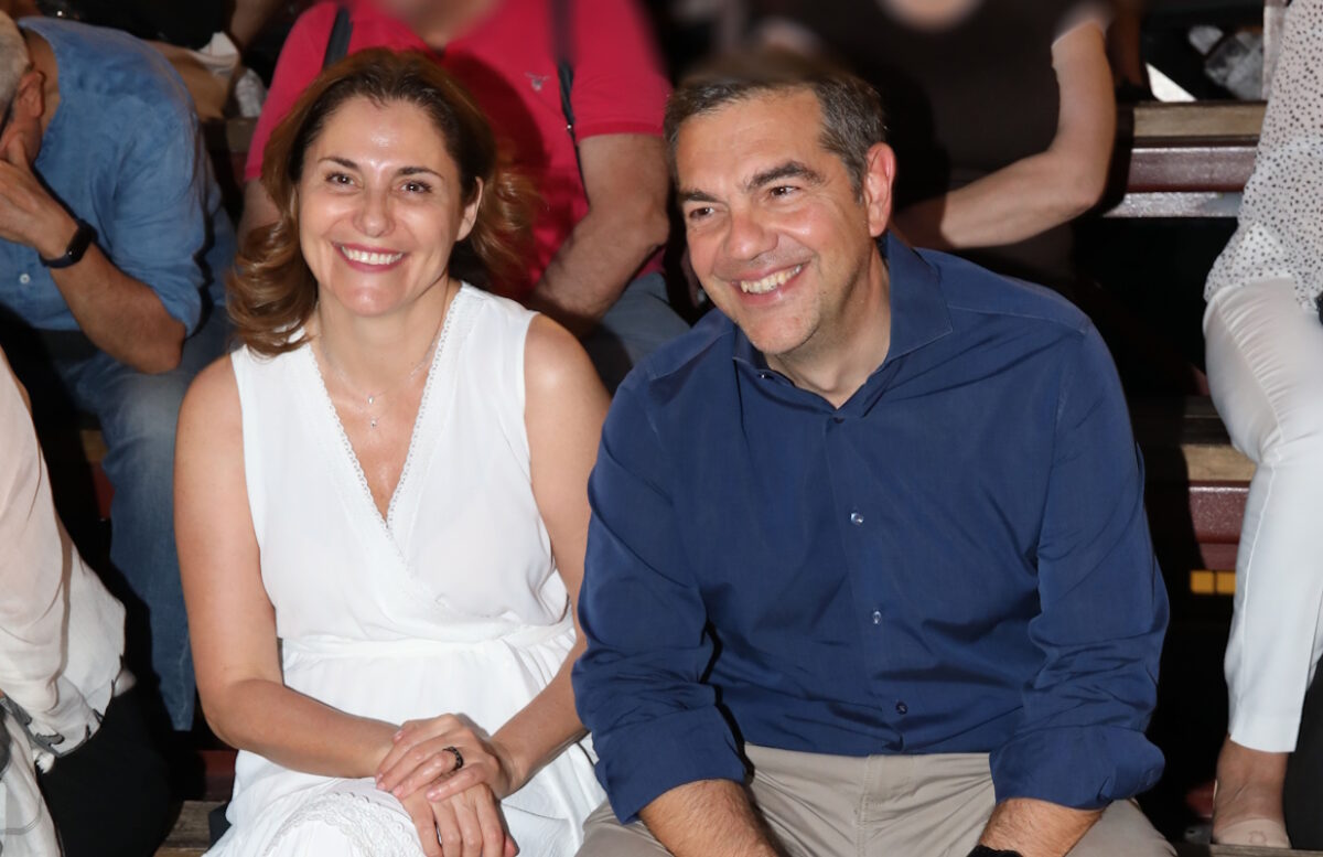 Αλέξης Τσίπρας και Μπέττυ Μπαζιάνα στο θέατρο Λυκαβηττού: Παρακολούθησαν το «Εγώ θα σας τα πω»
