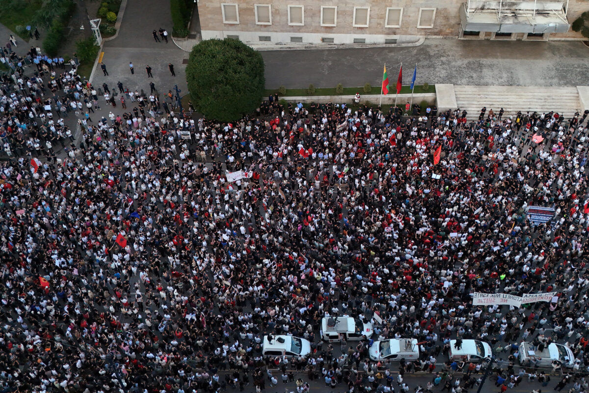 «Η Αλβανία δεν είναι για πούλημα»: Xιλιάδες πολίτες διαδηλώνουν στα Τίρανα για το τουριστικό σχέδιο του Τζάρεντ Κούσνερ