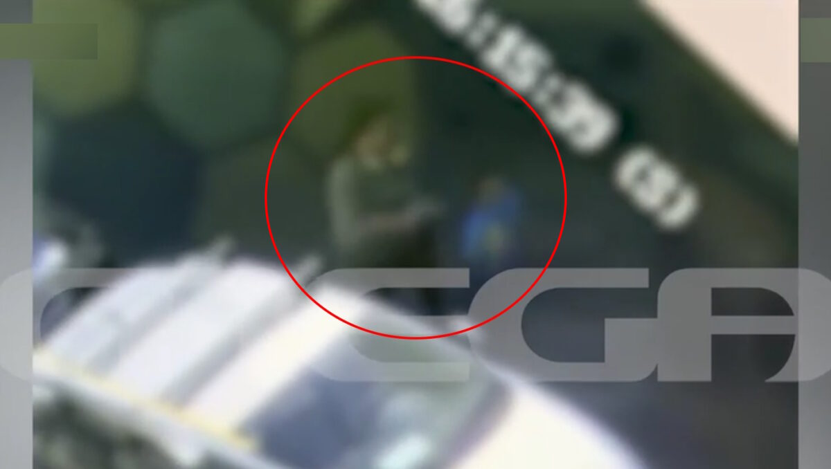 Αμπελόκηποι: Μητέρα επιτέθηκε στο ανήλικο παιδί της,  το χαστούκισε και το έριξε κάτω στον δρόμο – Δείτε βίντεο
