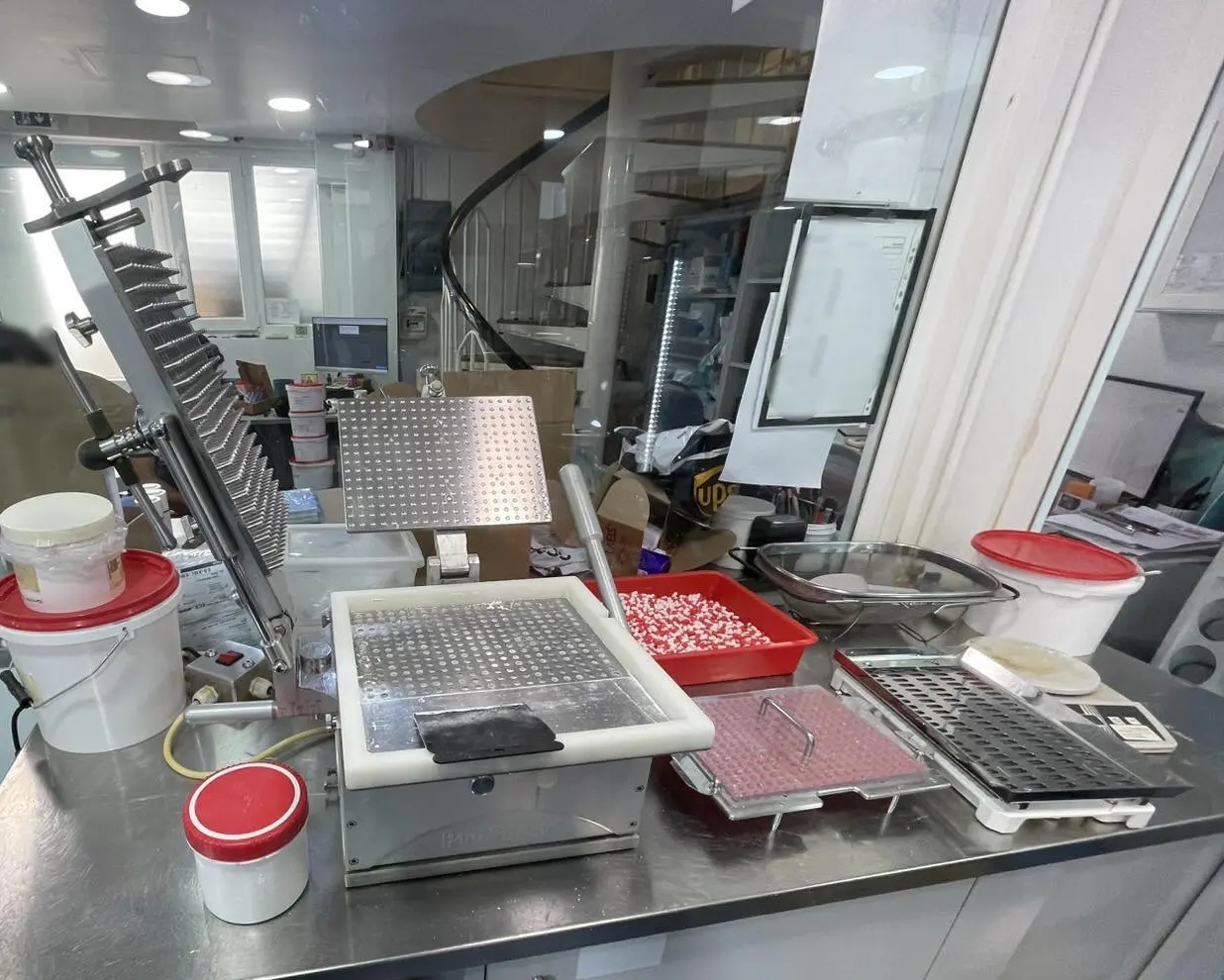 Τα ευρήματα στο φαρμακείο στο Χαλάνδρι