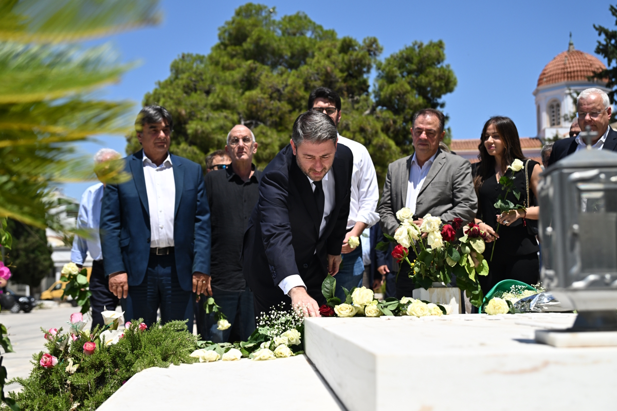 30 Χρόνια από τον Θάνατο του Ανδρέα Παπανδρέου: Πολιτικό Μνημόσυνο στο Α’ Νεκροταφείο με Παρουσία Νίκου Ανδρουλάκη και Στελεχών ΠΑΣΟΚ