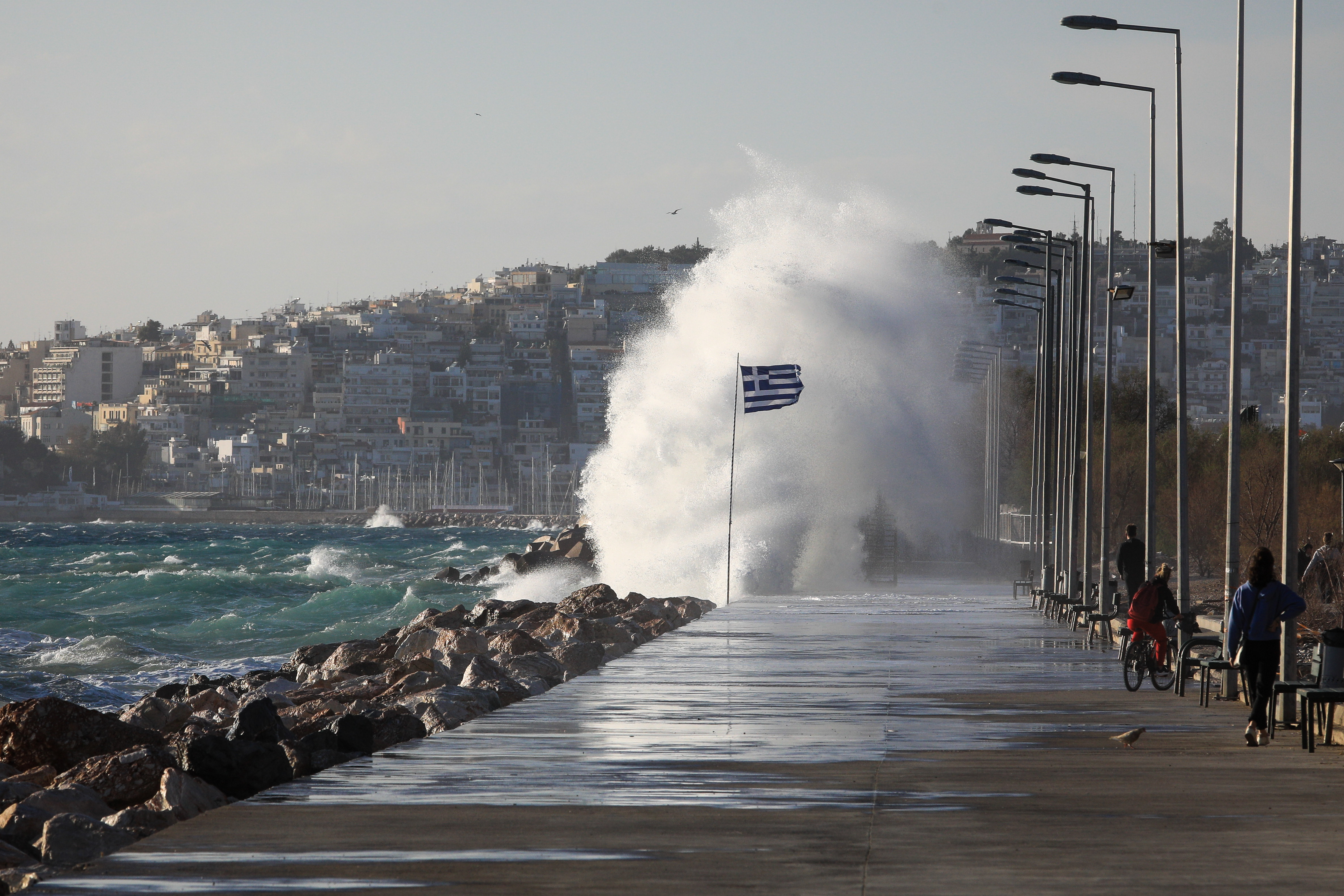 Καιρός σήμερα: Στους 40 βαθμούς η θερμοκρασία – Έως 9 μποφόρ οι ριπές των ανέμων