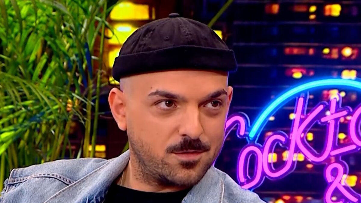 O Apon κατά τη διάρκεια της συνέντευξης στον Γρηγόρη Αρναούτογλου