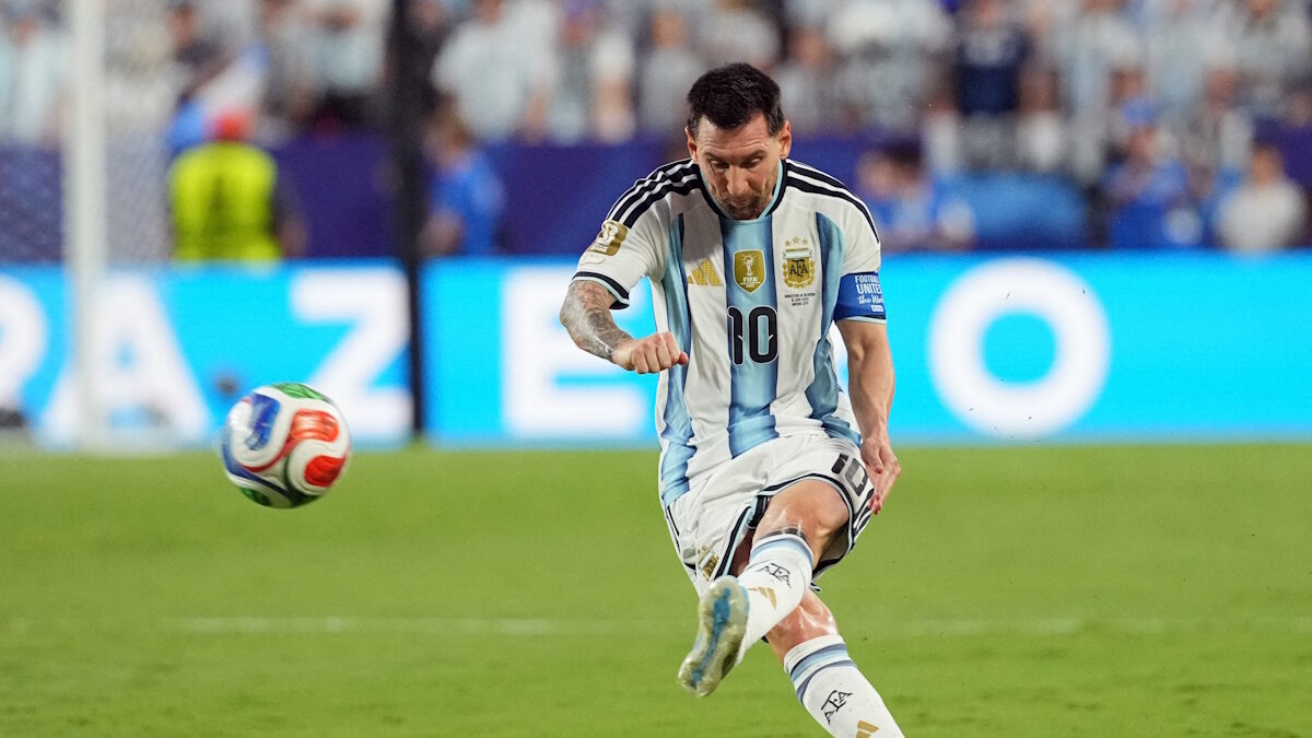 Ο 38χρονος Lionel Messi σε δράση στον αγώνα της Αργεντινής με την Αλγερία για το Μουντιάλ 2026