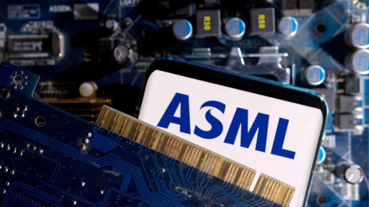 Λογότυπο της ASML σε πλακέτα υπολογιστή