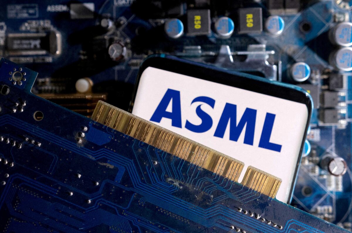 Λογότυπο της ASML σε πλακέτα υπολογιστή
