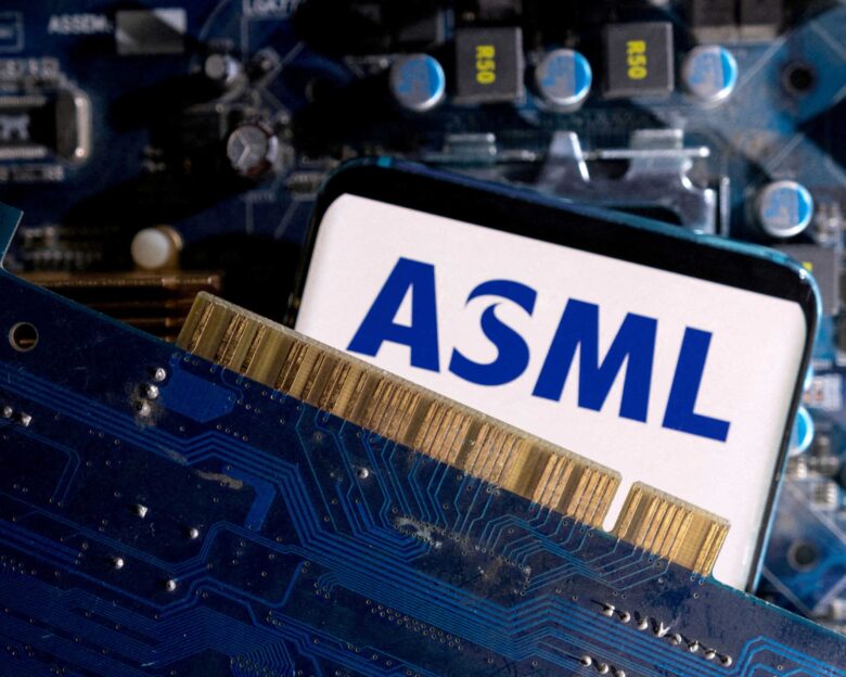 Λογότυπο της ASML σε πλακέτα υπολογιστή