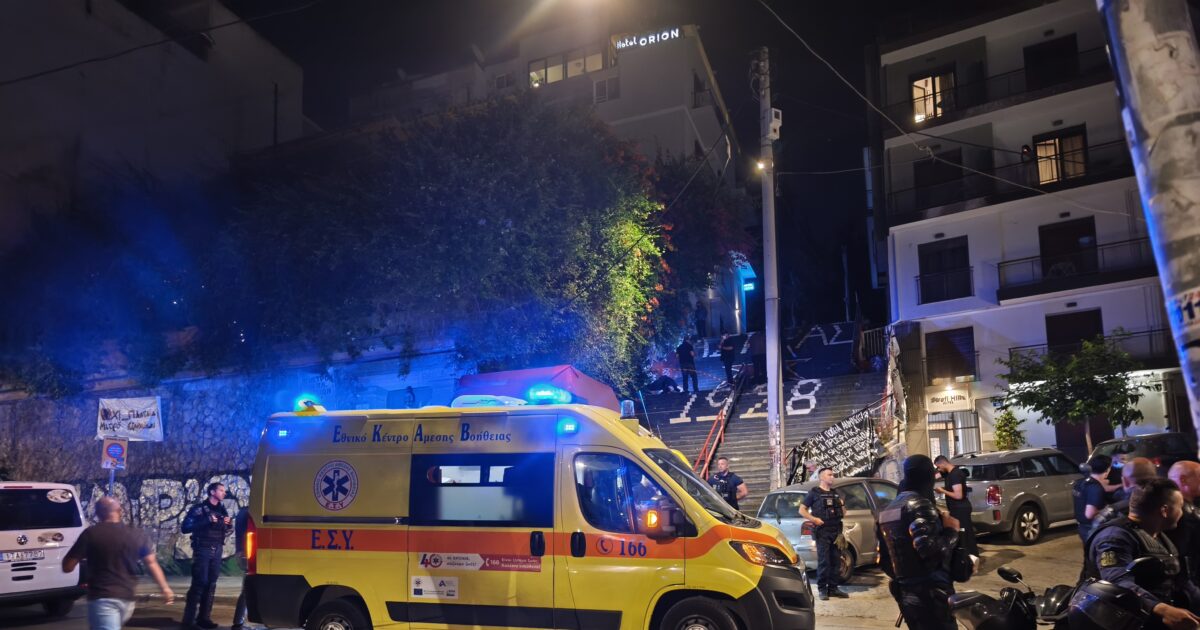 Δολοφονία στα Εξάρχεια: 25χρονος Τούρκος το θύμα – Τραγική φιγούρα ο σκύλος του που έμεινε δίπλα στη σορό