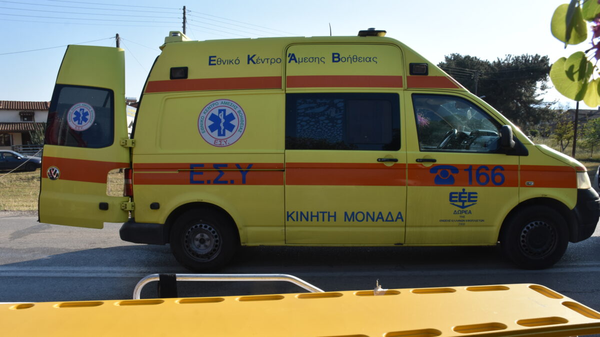ΑΡΓΟΣ - Σοβαρό τροχαίο ατύχημα σημειώθηκε το απόγευμα της Κυριακής στον επαρχιακό δρόμο Μυκήνες - Φίχτια, όταν επιβατικό αυτοκίνητο ξέφυγε από την πορεία του και προσέκρουσε σε καγκελόπορτα οικίας. Οι δύο επιβαίνοντες στο όχημα απεγκλωβίστηκαν από την Πυροσβεστική και μεταφέρθηκαν με το ΕΚΑΒ στο νοσοκομείο. Έρευνα για τα αίτια διενεργεί η Τροχαία Άργους. (ΒΑΣΙΛΗΣ ΠΑΠΑΔΟΠΟΥΛΟΣ/EUROKINISSI)