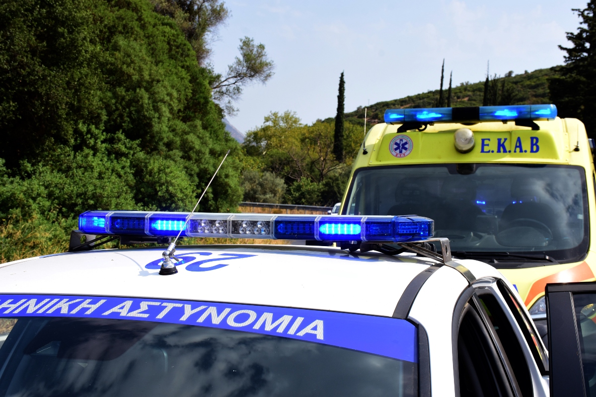 Ασθενοφόρο και περιπολικό