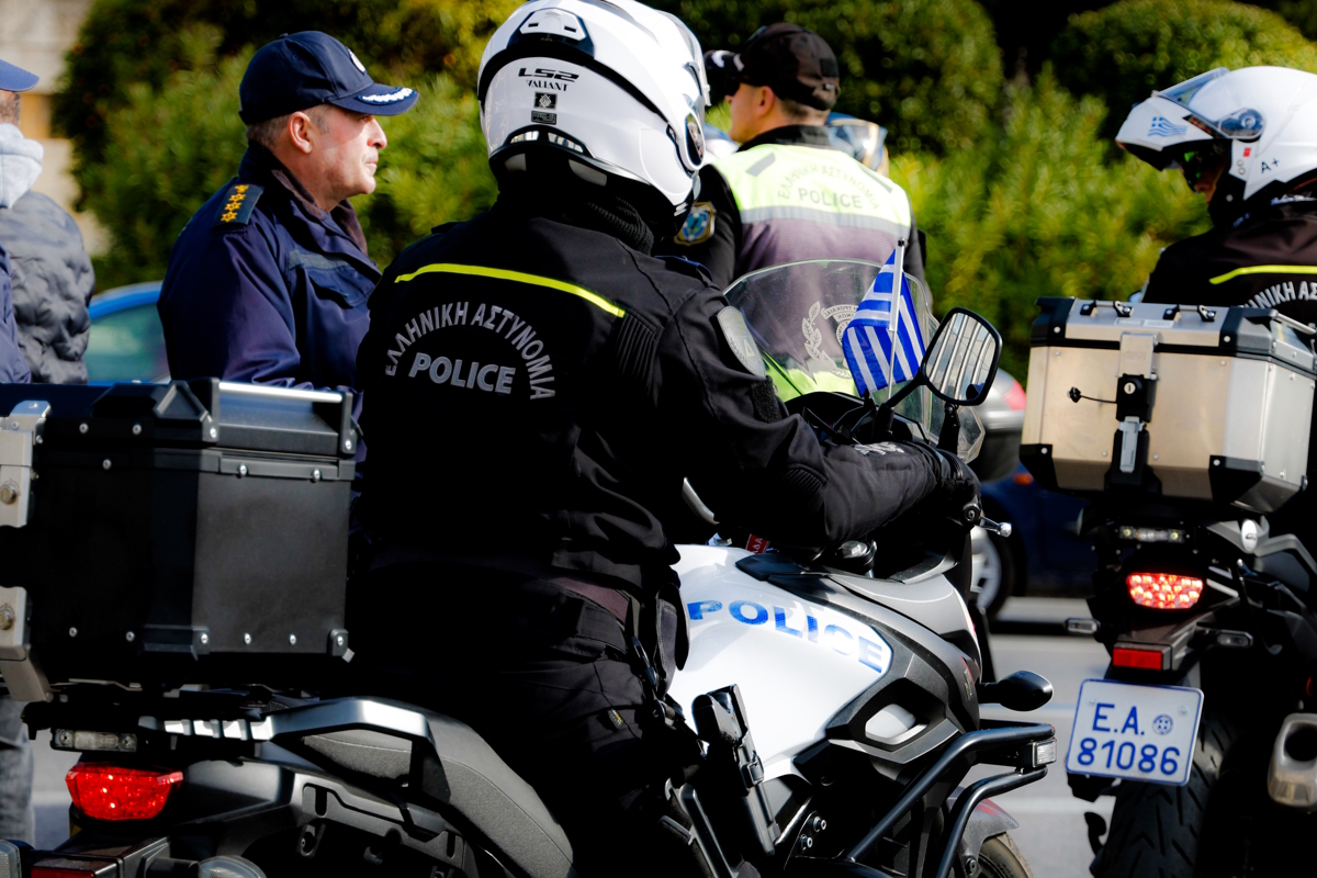 Καταδίωξη στον Κορυδαλλό: 25χρονος έπεσε πάνω σε μηχανή της 