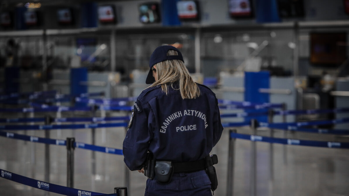 ΑΥΞΗΜΕΝΑ ΜΕΤΡΑ ΑΣΦΑΛΕΙΑΣ ΑΠΟ ΤΗΝ ΕΛΛΗΝΙΚΗ ΑΣΤΥΝΟΜΙΑ ΣΤΟ ΑΕΡΟΔΡΟΜΙΟ "ΕΛ. ΒΕΝΙΖΕΛΟΣ" ΛΟΓΩ ΤΗΝ ΑΝΑΧΩΡΙΣΗ ΦΙΛΑΘΛΩΝ ΤΟΥ ΠΑΝΑΘΗΝΑΙΚΟΥ ΚΑΙ ΤΟΥ ΟΛΥΜΠΙΑΚΟΥ ΚΑΙ ΤΩΝ ΟΜΑΔΩΝ ΜΠΑΣΚΕΤ ΚΑΙ ΠΟΔΟΣΦΑΙΡΟΥ. (ΘΑΝΑΣΗΣ ΔΗΜΟΠΟΥΛΟΣ / EUROKINISSI)