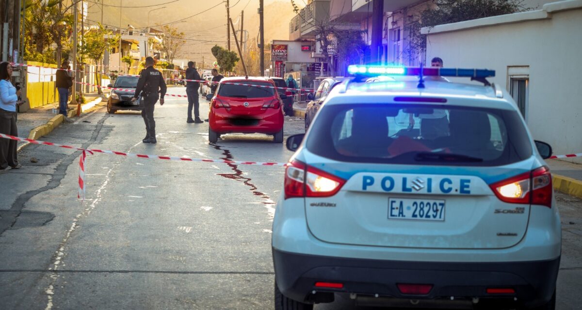 Ενέδρα θανάτου έστησε 54χρονος στην περιοχή Αμουδάρα στο Ηράκλειο της Κρήτης. 54χρονος πατέρας έκλεισε τον δρόμο με το αυτοκίνητο του σε 20χρονο οδηγό, τον κυνήγησε και τον πυροβόλισε, θεωρώντας τον υπεύθυνο για τον θάνατο του γιού του σε τροχαίο, καθώς το 20χρονο θύμα οδηγούσε τότε το αυτοκίνητο. Μετά την πράξη του, παραδόθηκε στο Αστυνομικό Τμήμα Μαλεβιζίου, όπου και παρέδωσε το όπλο, Δευτέρα 5 Μαϊου 2026 (ΣΤΕΦΑΝΟΣ ΡΑΠΑΝΗΣ/EUROKINISSI)