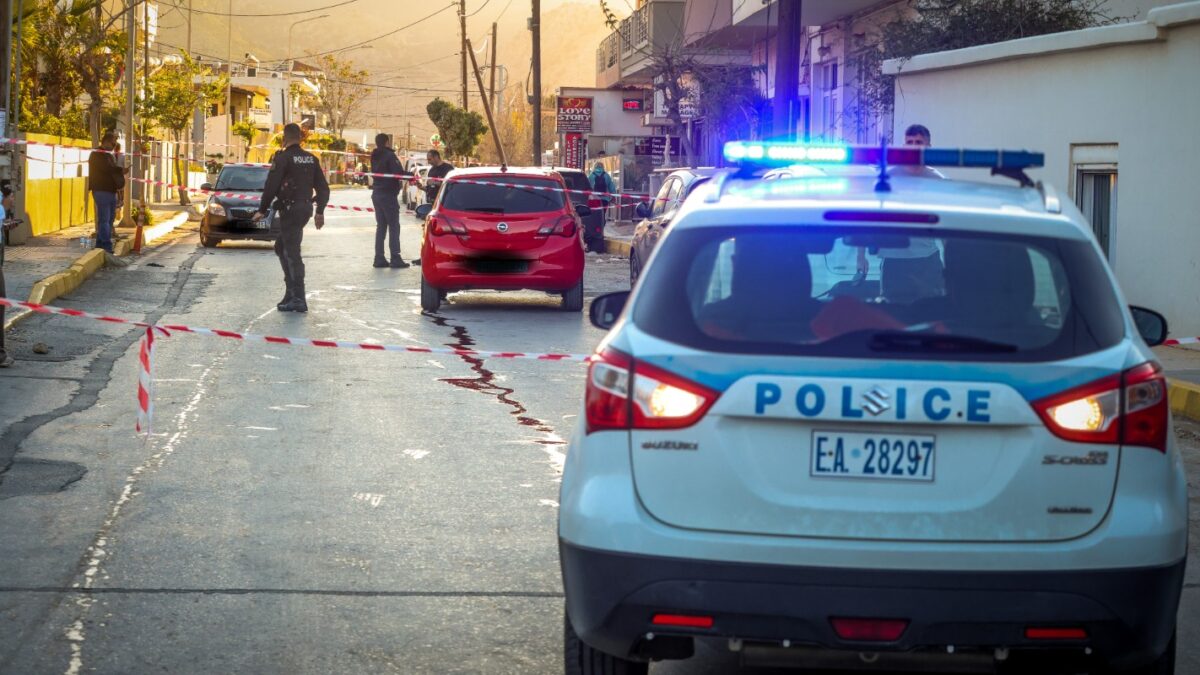 Ενέδρα θανάτου έστησε 54χρονος στην περιοχή Αμουδάρα στο Ηράκλειο της Κρήτης. 54χρονος πατέρας έκλεισε τον δρόμο με το αυτοκίνητο του σε 20χρονο οδηγό, τον κυνήγησε και τον πυροβόλισε, θεωρώντας τον υπεύθυνο για τον θάνατο του γιού του σε τροχαίο, καθώς το 20χρονο θύμα οδηγούσε τότε το αυτοκίνητο. Μετά την πράξη του, παραδόθηκε στο Αστυνομικό Τμήμα Μαλεβιζίου, όπου και παρέδωσε το όπλο, Δευτέρα 5 Μαϊου 2026 (ΣΤΕΦΑΝΟΣ ΡΑΠΑΝΗΣ/EUROKINISSI)