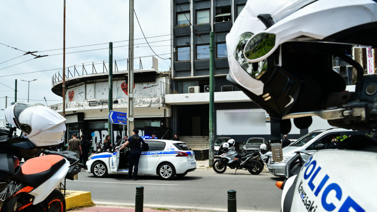 Αιματηρό επεισόδιο με πυροβολισμούς και τραυματία μια γυναίκα σε κατάστημα υγειονομικού ενδιαφέροντος στις Τζιτζιφιές στην Καλλιθέα, Κυριακή 10 Μαΐου 2026. (ΤΑΤΙΑΝΑ ΜΠΟΛΑΡΗ/EUROKINISSI)