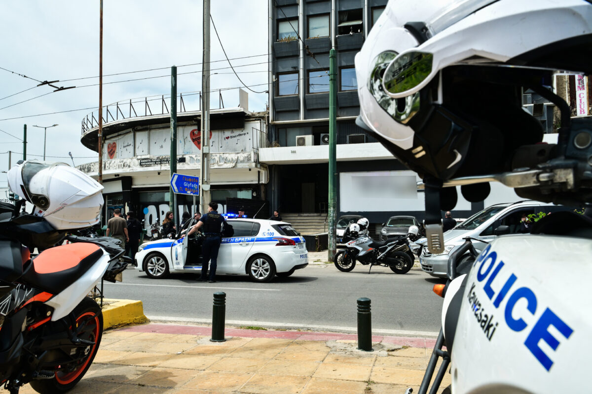 Αιματηρό επεισόδιο με πυροβολισμούς και τραυματία μια γυναίκα σε κατάστημα υγειονομικού ενδιαφέροντος στις Τζιτζιφιές στην Καλλιθέα, Κυριακή 10 Μαΐου 2026. (ΤΑΤΙΑΝΑ ΜΠΟΛΑΡΗ/EUROKINISSI)