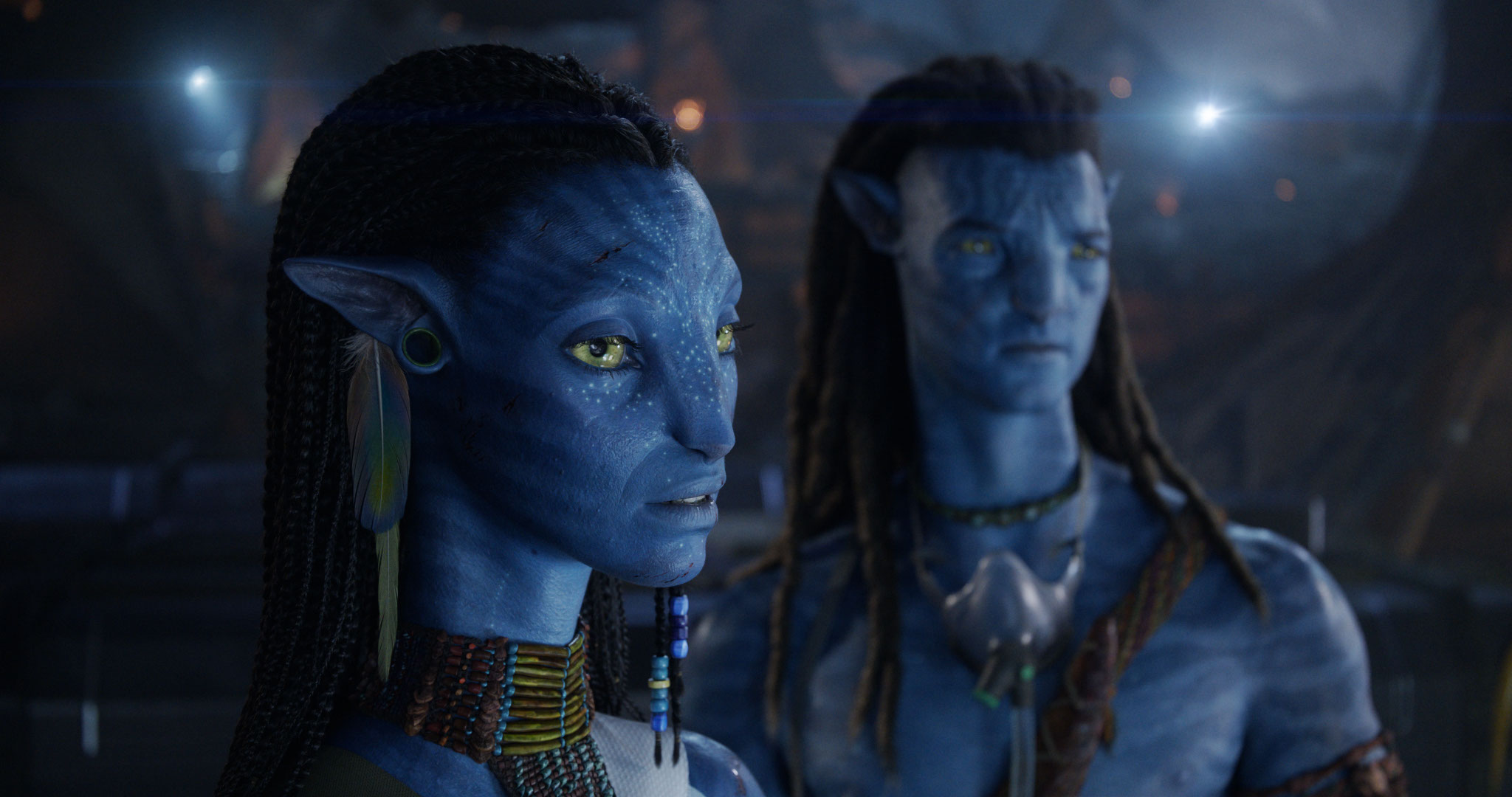 (L-R) Neytiri (Zoe Saldaña) and Jake Sully (Sam Worthington) in 20th Century Studios' AVATAR: FIRE AND ASH. Photo courtesy of 20th Century Studios. © 2025 20th Century Studios. All Rights Reserved.