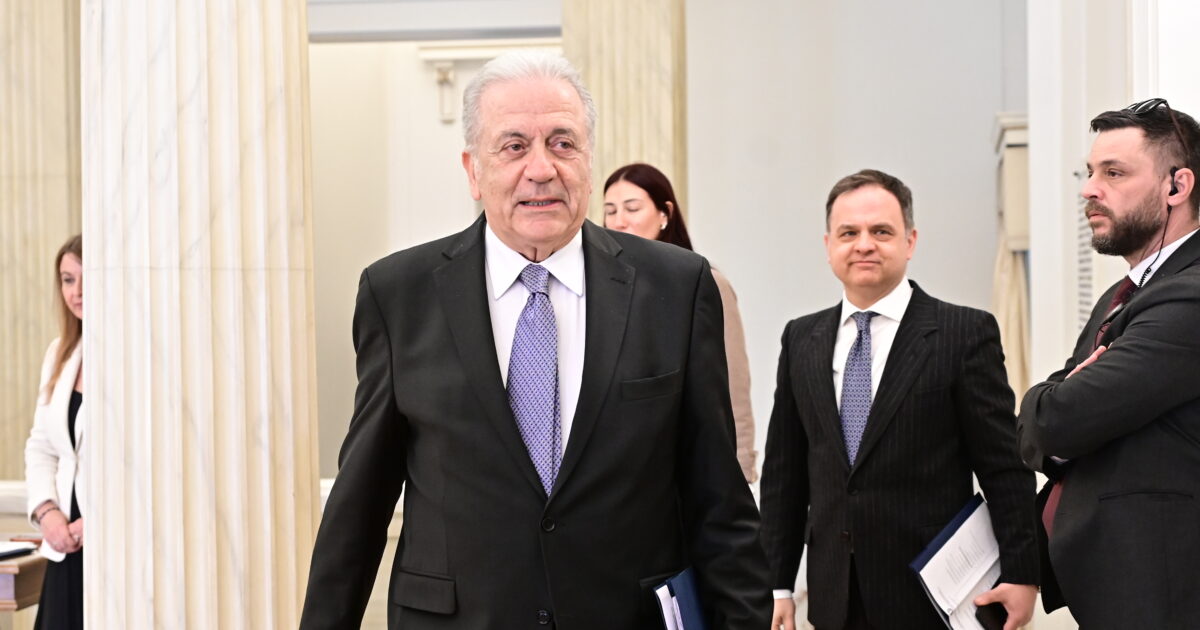 Ένταλμα σύλληψης σε βάρος Αβραμόπουλου για το Qatargate: Το ταξίδι που «καίει» τον πρώην Επίτροπο και οι εξηγήσεις που δεν έδωσε