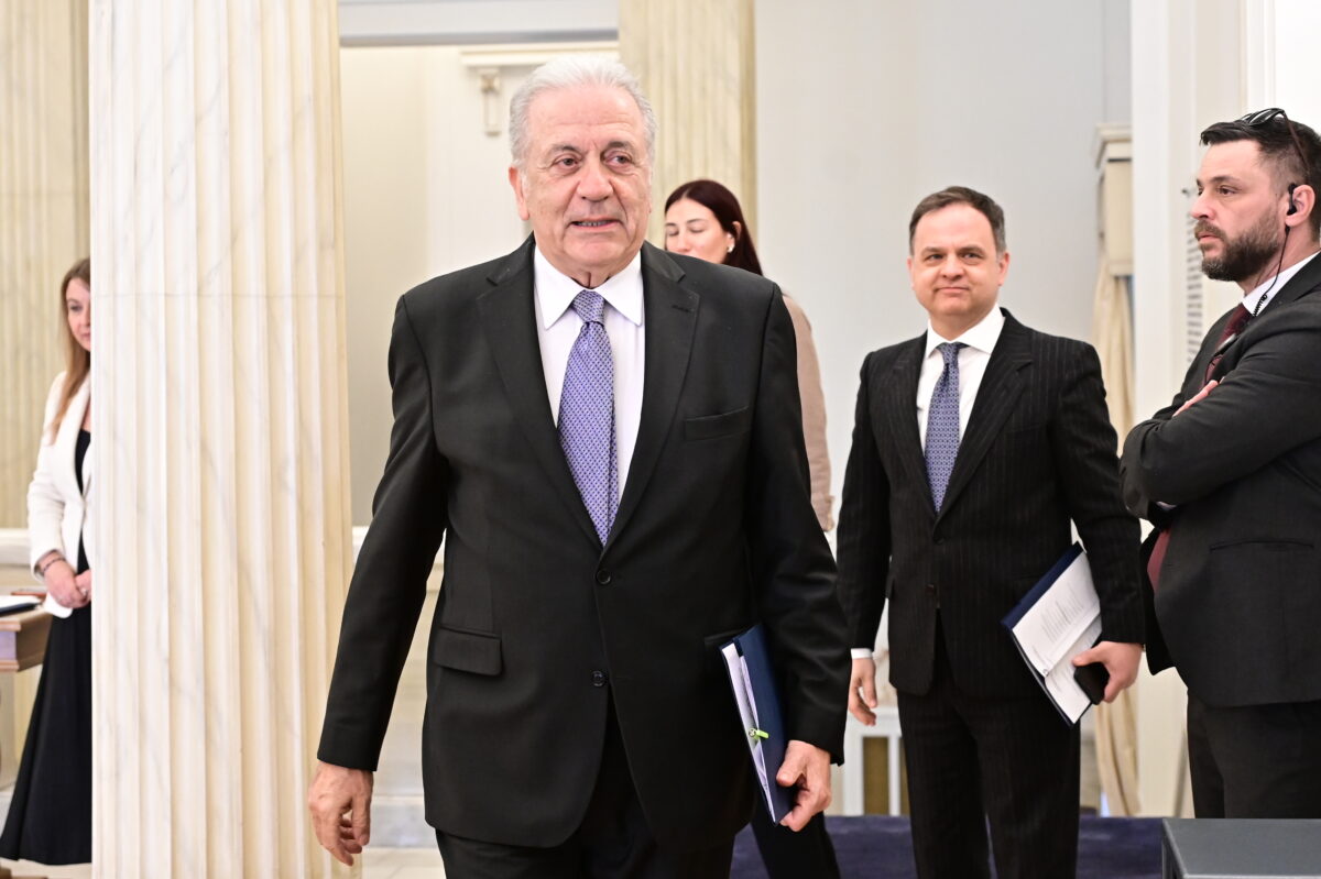 Ένταλμα σύλληψης για Αβραμόπουλο στο Qatargate: Το κρίσιμο ταξίδι και οι ανεξήγητες ενέργειες του πρώην Επιτρόπου