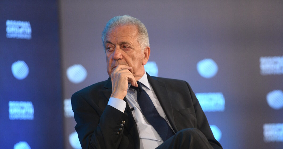 «Μούδιασμα» στο Μαξίμου μετά το ευρωπαϊκό ένταλμα σύλληψης για τον Δημήτρη Αβραμόπουλο: Τα 73.000 ευρώ και η επίμαχη ΜΚΟ