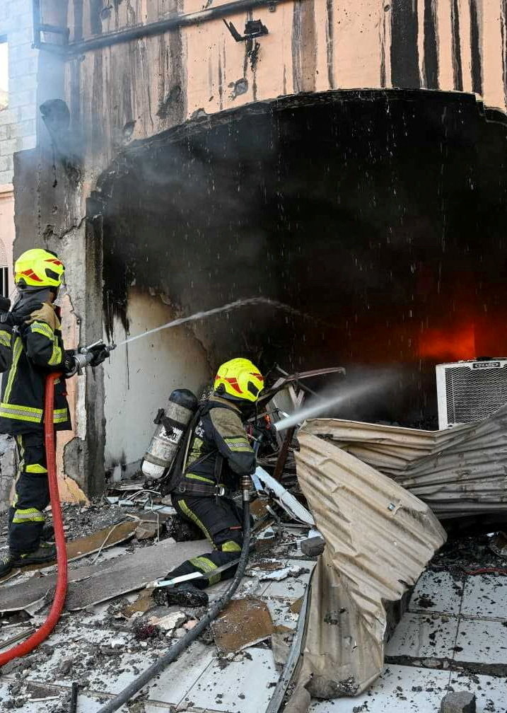 Πυροσβέστες επιχειρούν για την κατάσβεση φωτιάς σε αυτοκίνητα στο Μπαχρέιν