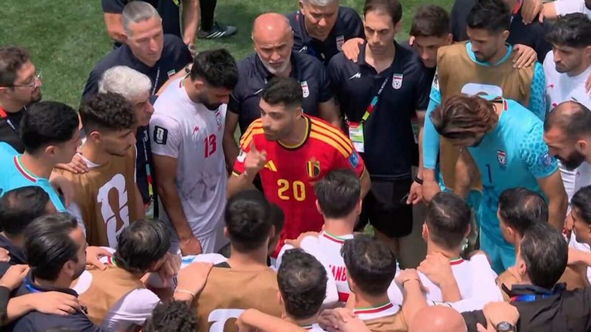 Ο «ερυθρόλευκος» Μεχντί Ταρέμι εμψυχώνει τους συμπαίκτες του μετά τη λευκή ισοπαλία του Ιράν κόντρα στο Βέλγιο