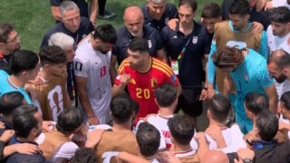 Ο «ερυθρόλευκος» Μεχντί Ταρέμι εμψυχώνει τους συμπαίκτες του μετά τη λευκή ισοπαλία του Ιράν κόντρα στο Βέλγιο
