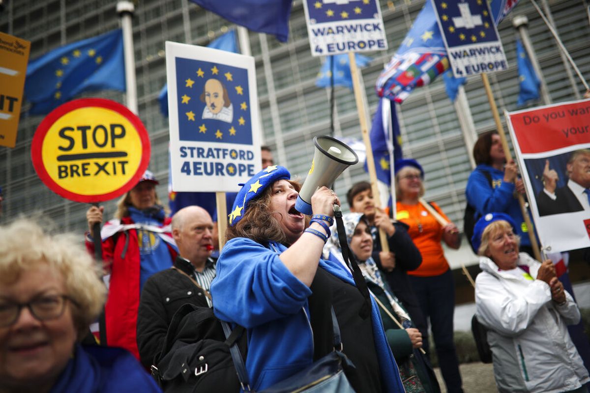 Διαμαρτυρία κατά του Brexit έξω από την Κομισιόν