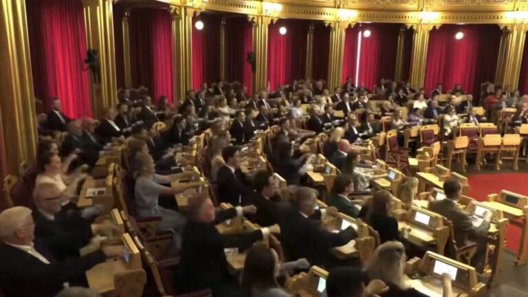 Οι βουλευτές στη Νορβηγίας πανηγύρισαν τη νίκη της εθνικής τους στο Μουντιάλ «τραβώντας κουπί» μέσα στη Βουλή