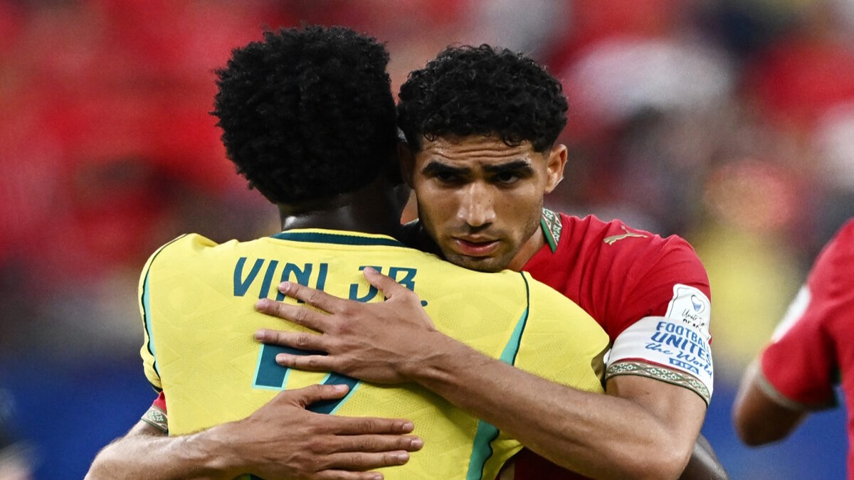 O Achraf Hakimi (Morocco) αγκαλιάζει τον Vinicius Junior (Brazil) μετά τον αγώνα Βραζιλία - Μαρόκο 1-1 για τον 3ο Όμιλο του Μουντιάλ 2026