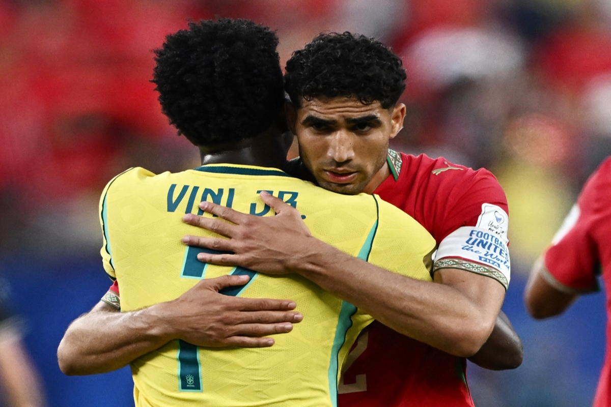 O Achraf Hakimi (Morocco) αγκαλιάζει τον Vinicius Junior (Brazil) μετά τον αγώνα Βραζιλία - Μαρόκο 1-1 για τον 3ο Όμιλο του Μουντιάλ 2026