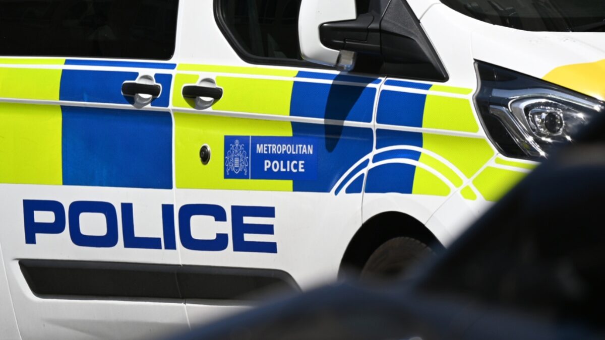 FILED - 24 May 2026, Great Britain, London: The logo of the Metropolitan Police can be seen on a police car in central London.